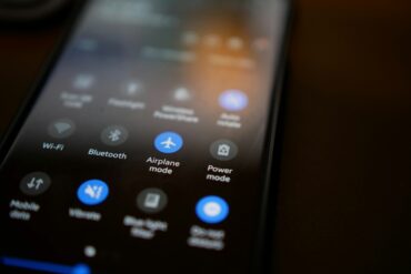 Redonner Éclat et Hygiène à Votre Écran de Smartphone : Le Guide Complet
