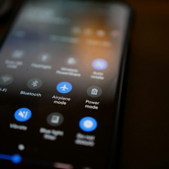 Redonner Éclat et Hygiène à Votre Écran de Smartphone : Le Guide Complet