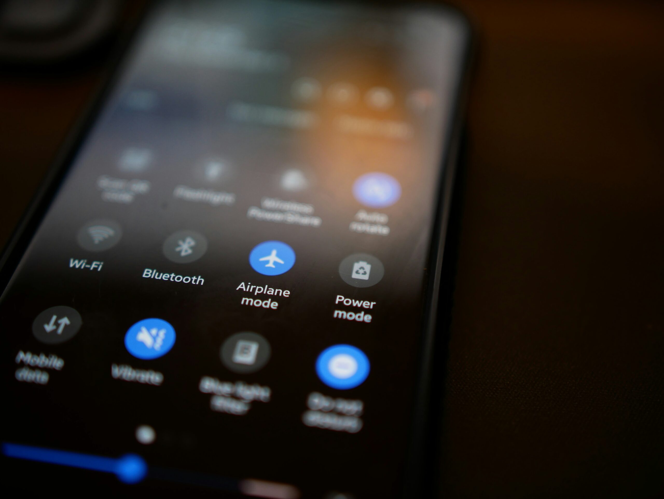 Redonner Éclat et Hygiène à Votre Écran de Smartphone : Le Guide Complet