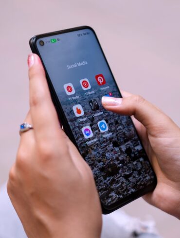 Samsung Galaxy S26 vs iPhone 16 : Le Duel Ultime des Performances en 2026